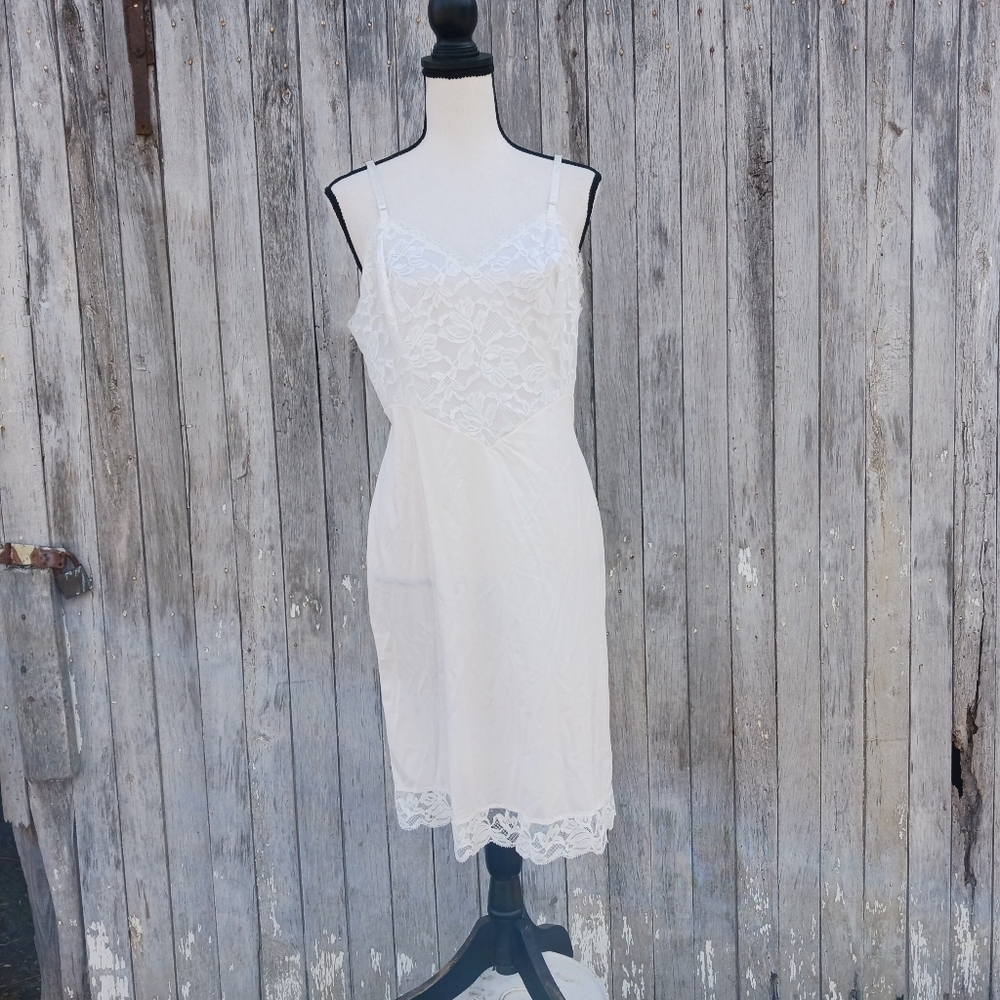 Vanity Fair Womens Size 38 Vintage Cream Nylon & Lace Bust AndTrim Full Slip VTG